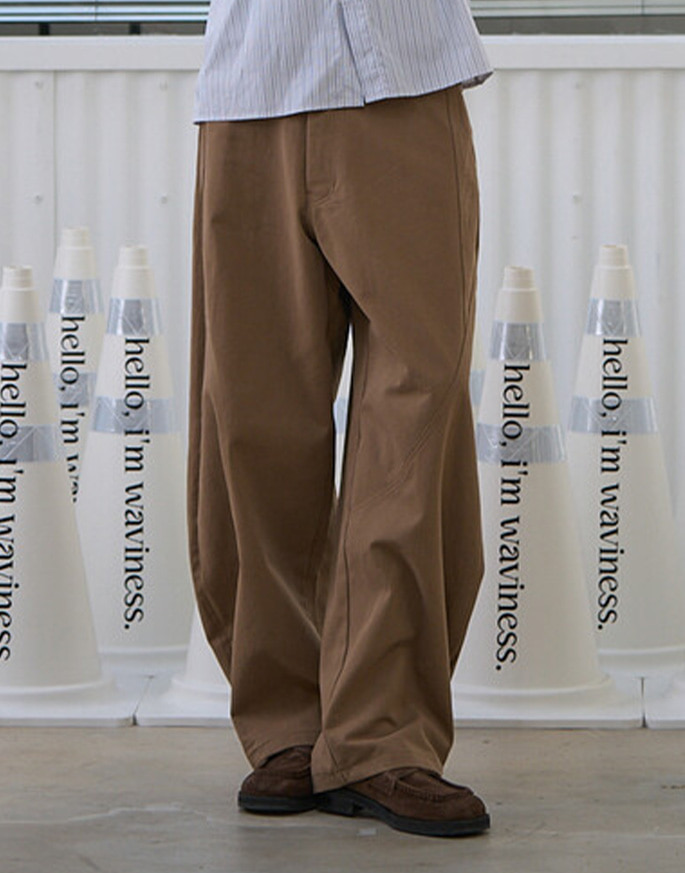 [WAVINESS] Oblique Curved Chino Pants _ Sand Camel
