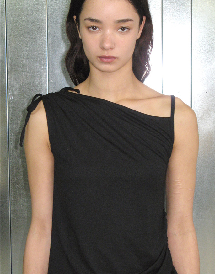 [TYPESERVICE] Asymmetry Side Cut Out Sleeveless  _ Black